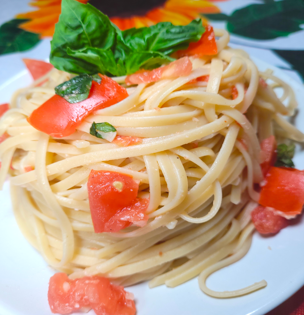 No-Cook Fresh Tomato Sauce with Pasta
